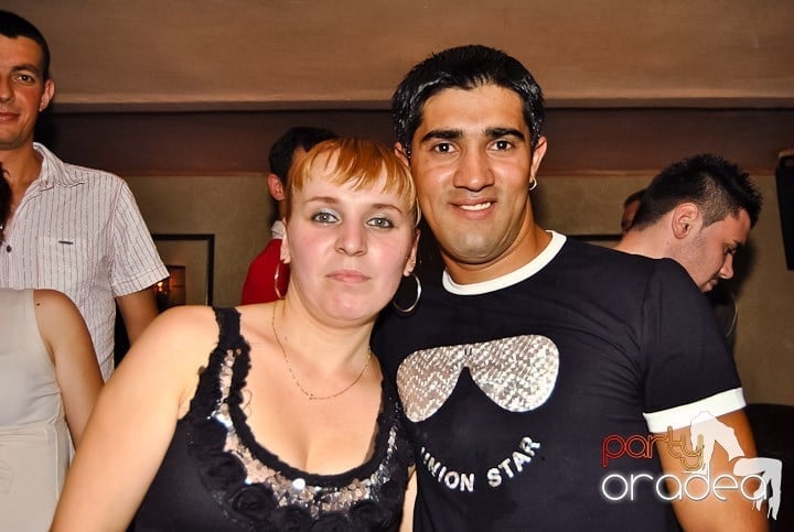 Distracţie de weekend în Club Seven, 