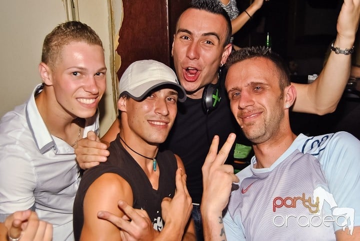 Distracţie de weekend în Club Seven, 