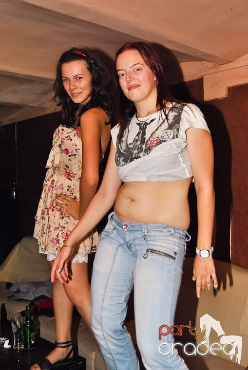 Distracţie de weekend în Club Seven, 