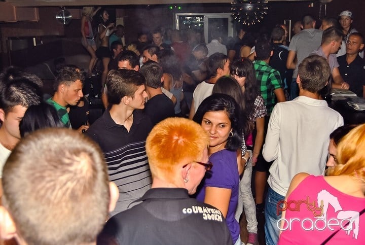 Distracţie de weekend în Club Seven, 