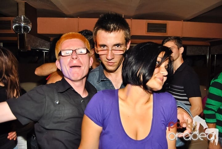 Distracţie de weekend în Club Seven, 