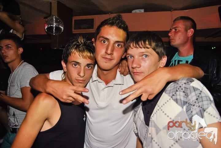 Distracţie de weekend în Club Seven, 