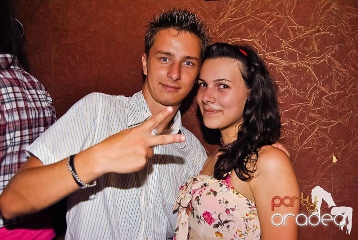 Distracţie de weekend în Club Seven, 