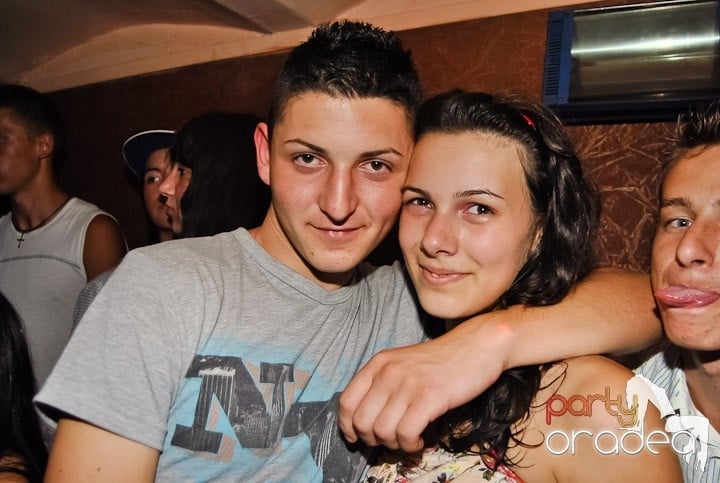 Distracţie de weekend în Club Seven, 