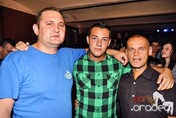 Distracţie de weekend în Club Seven, 