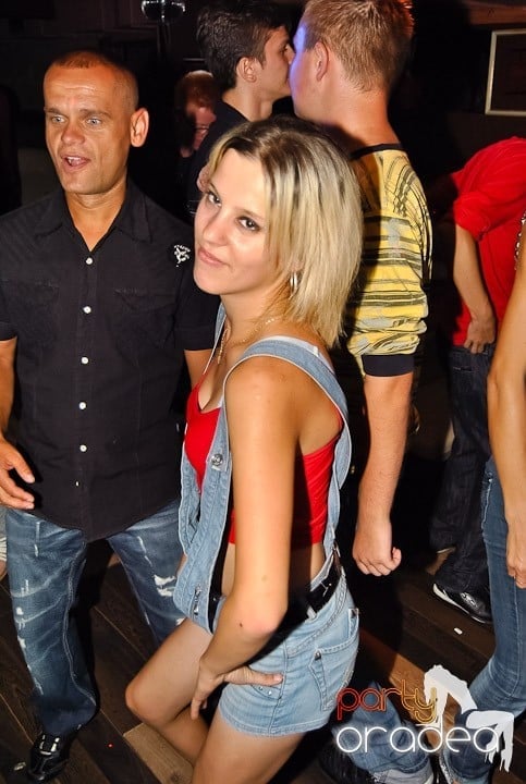 Distracţie de weekend în Club Seven, 