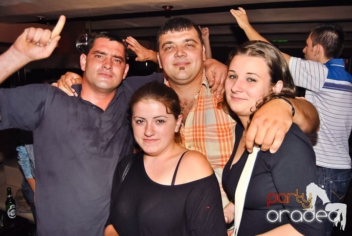 Distracţie de weekend în Club Seven, 