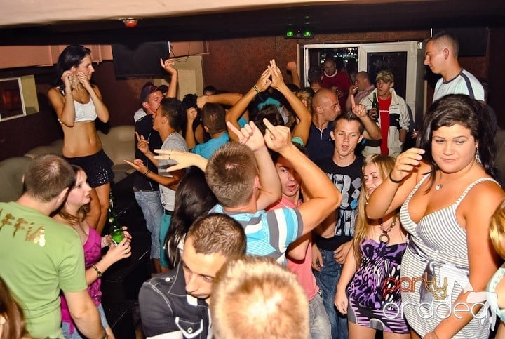 Distracţie de weekend în Club Seven, 