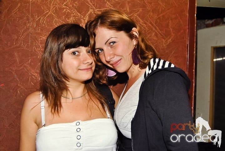 Distracţie de weekend în Club Seven, 