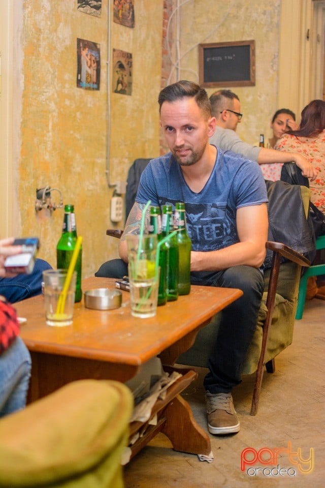 Distracţie în Bodega, Bodega