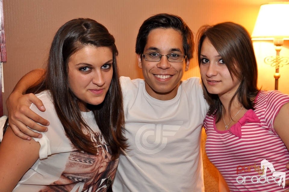 Distracţie în Chanson Café, 