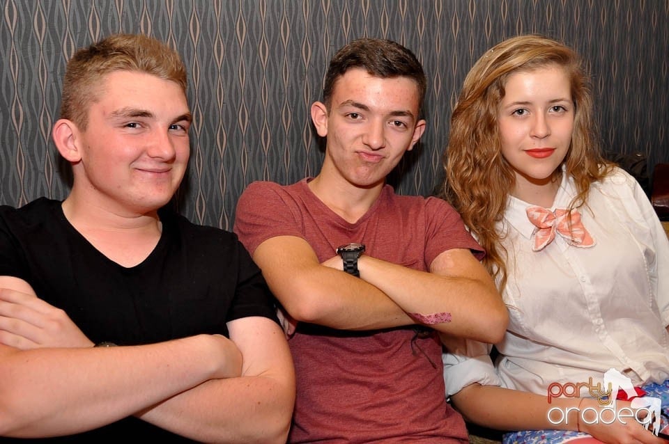 Distracţie în Chanson Café, 