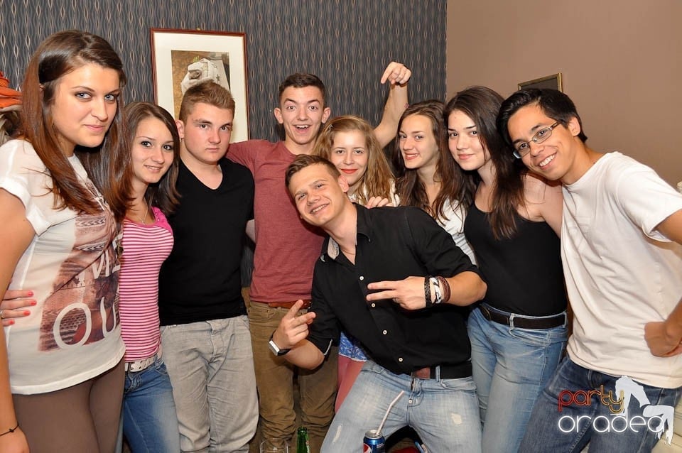 Distracţie în Chanson Café, 