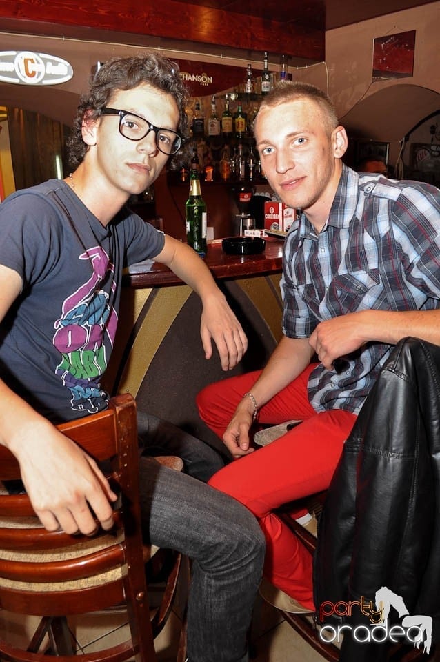 Distracţie în Chanson Café, 