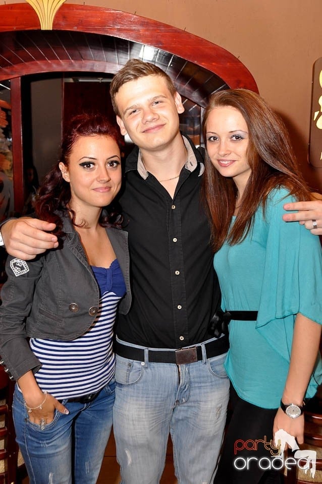 Distracţie în Chanson Café, 