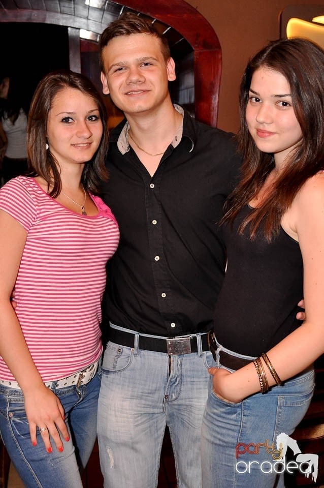 Distracţie în Chanson Café, 