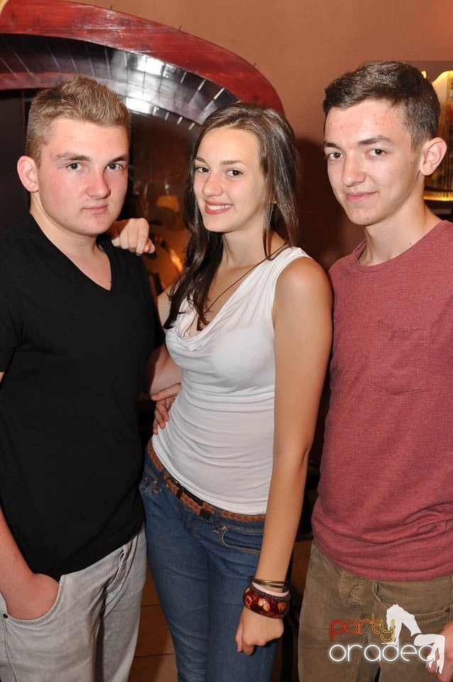 Distracţie în Chanson Café, 