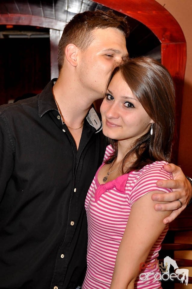 Distracţie în Chanson Café, 