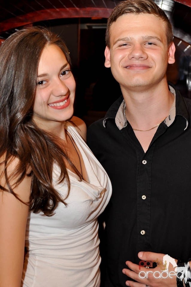 Distracţie în Chanson Café, 