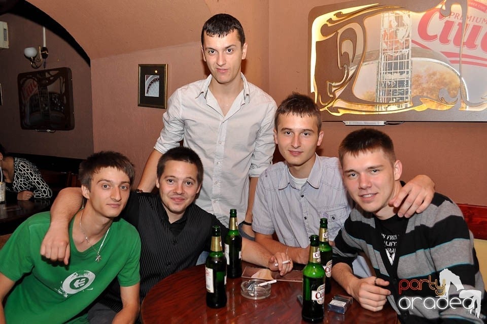 Distracţie în Chanson Café, 