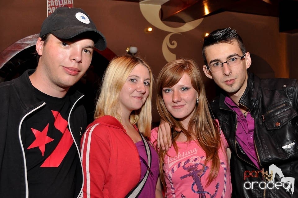 Distracţie în Chanson Café, 