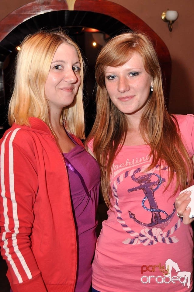 Distracţie în Chanson Café, 