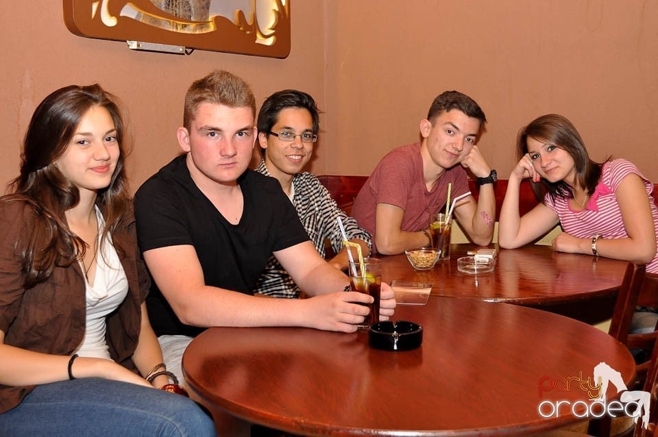 Distracţie în Chanson Café, 