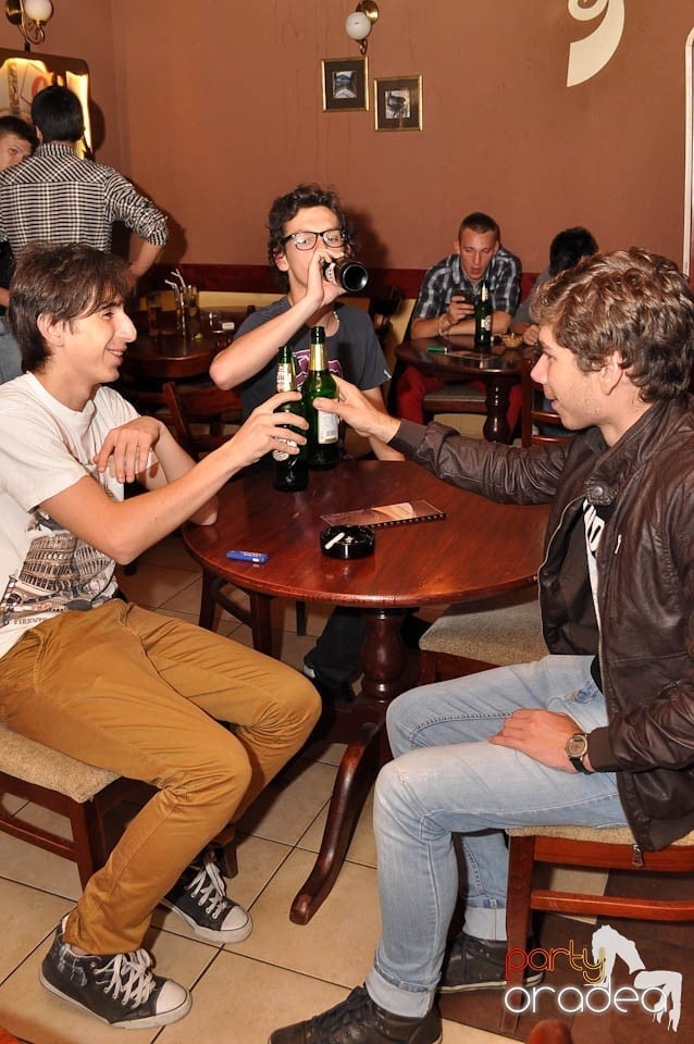 Distracţie în Chanson Café, 