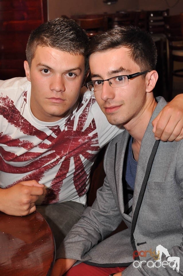 Distracţie în Chanson Café, 