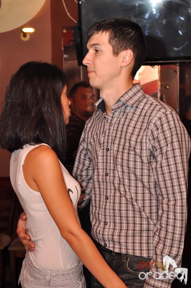 Distracţie în Chanson Café, 