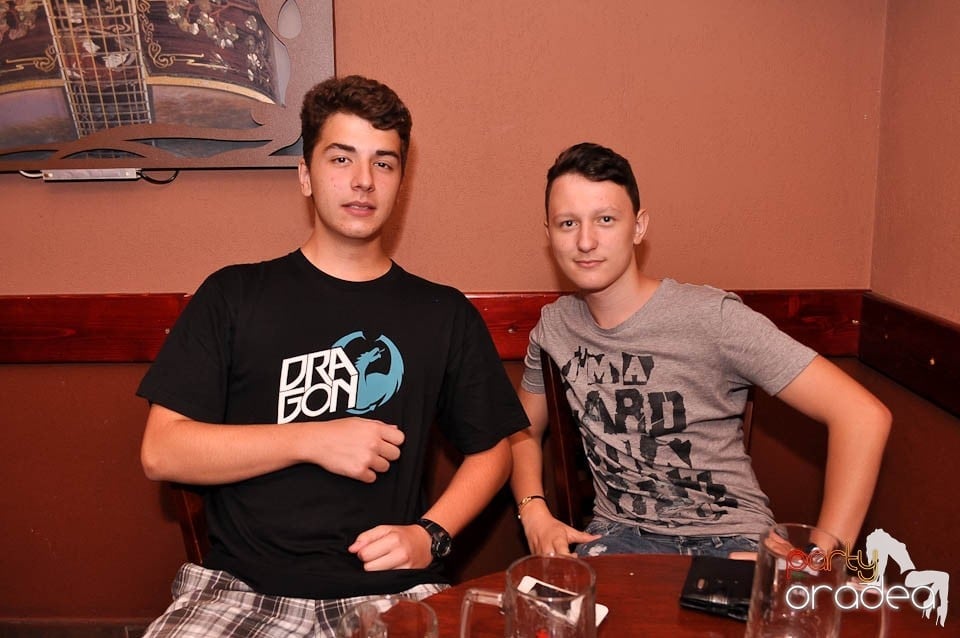 Distracţie în Chanson Café, 