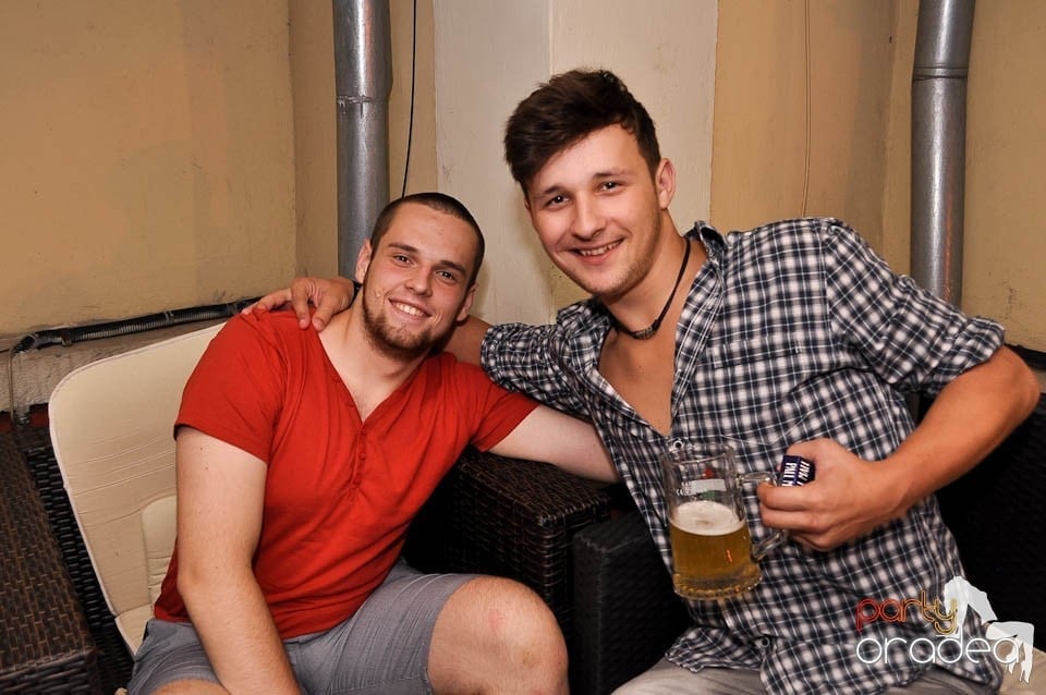 Distracţie în Chanson Café, 