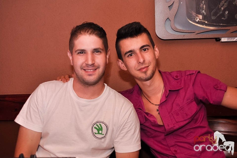 Distracţie în Chanson Café, 