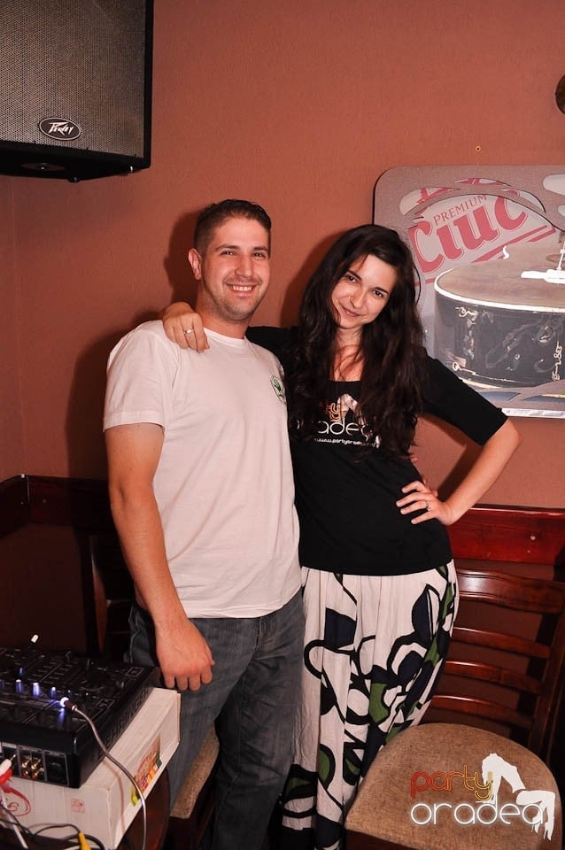 Distracţie în Chanson Café, 