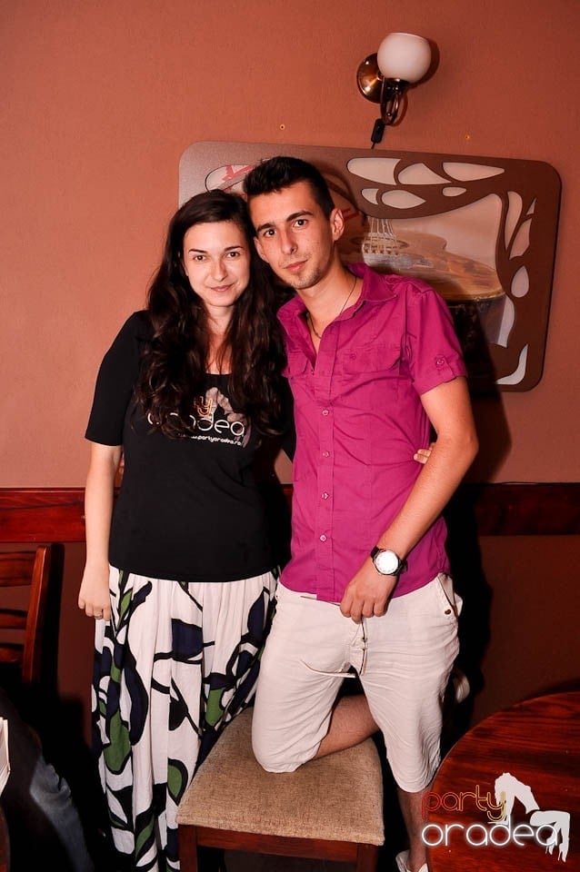 Distracţie în Chanson Café, 