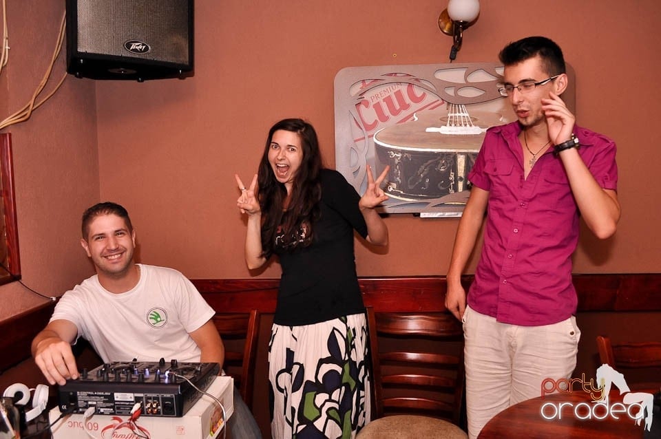 Distracţie în Chanson Café, 