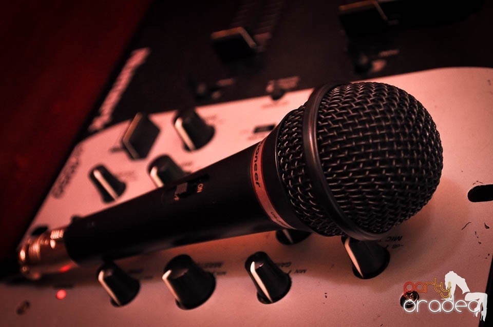 Distracţie în Chanson Café, 