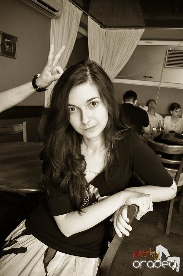 Distracţie în Chanson Café, 