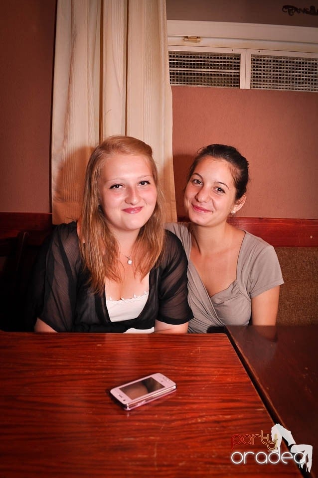 Distracţie în Chanson Café, 