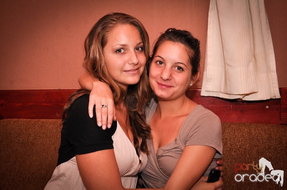 Distracţie în Chanson Café, 