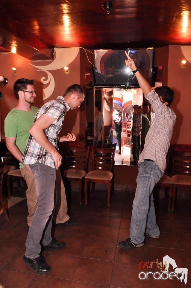 Distracţie în Chanson Café, 