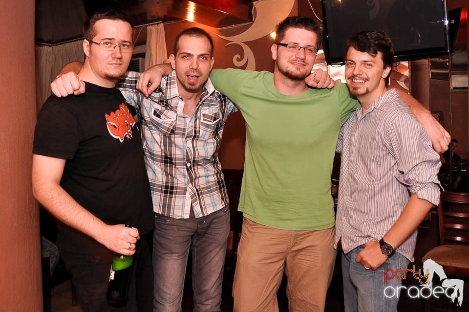 Distracţie în Chanson Café, 