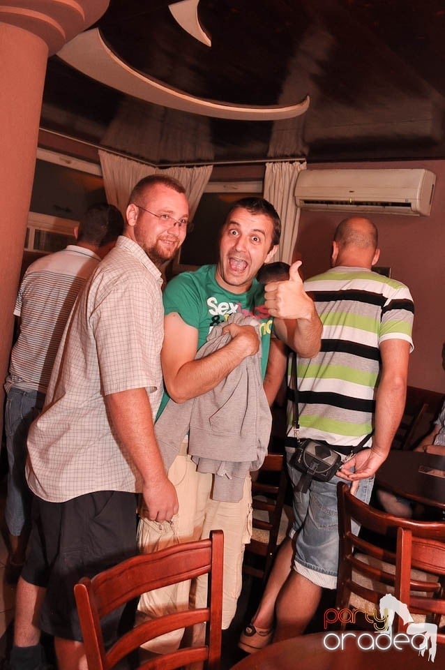 Distracţie în Chanson Café, 