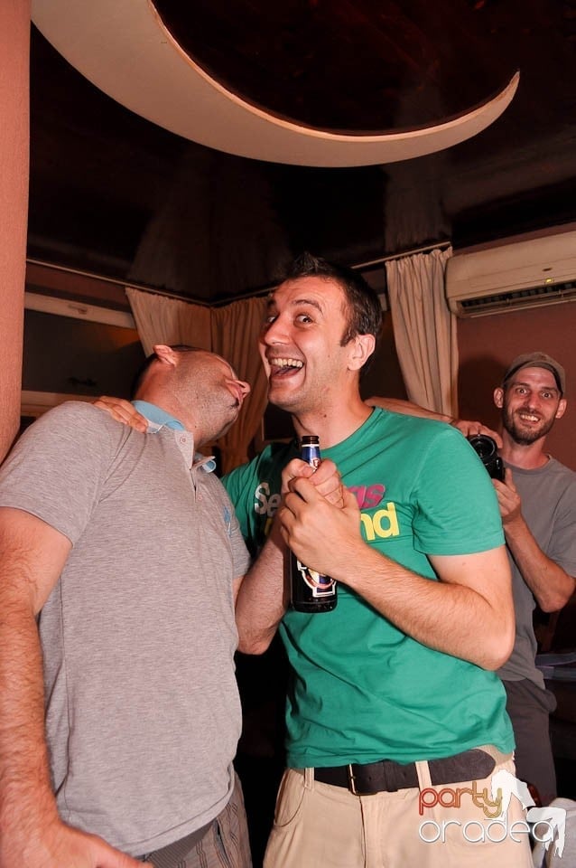 Distracţie în Chanson Café, 