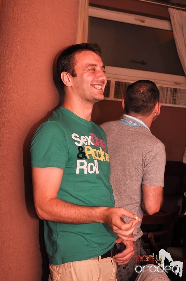 Distracţie în Chanson Café, 