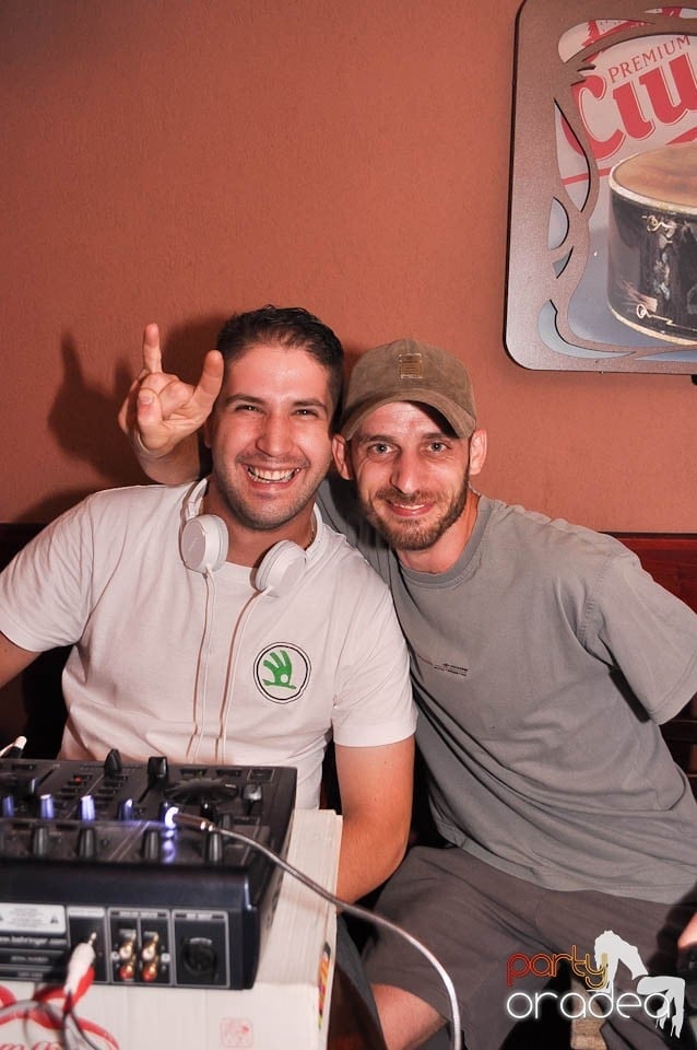 Distracţie în Chanson Café, 