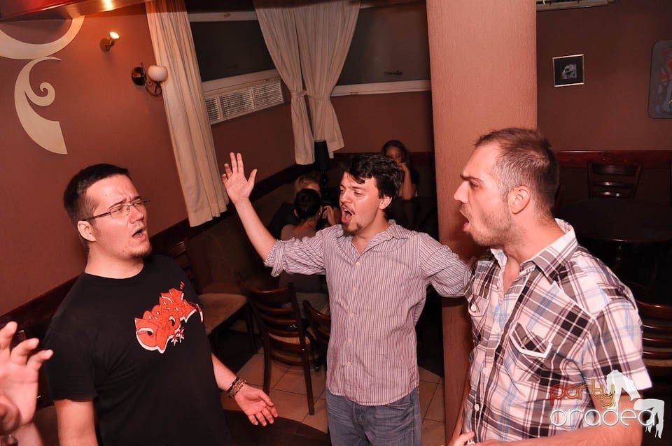 Distracţie în Chanson Café, 