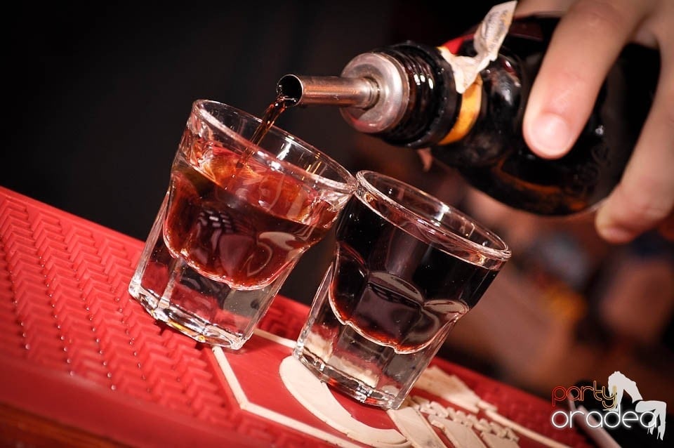 Distracţie în Chanson Café, 