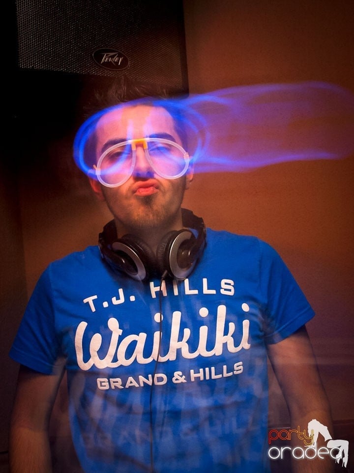 Distracţie în Chanson Café, 