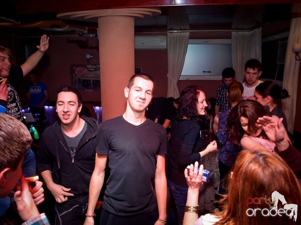 Distracţie în Chanson Café, 